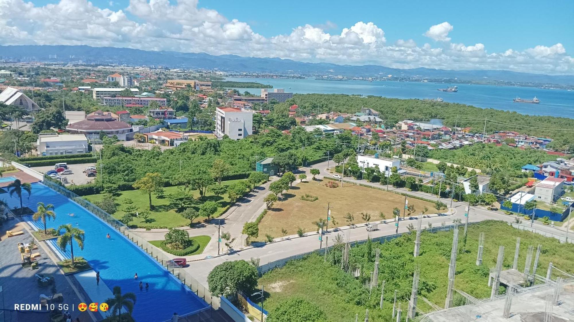 Mactan Newtown Beach Condo Мактан Экстерьер фото